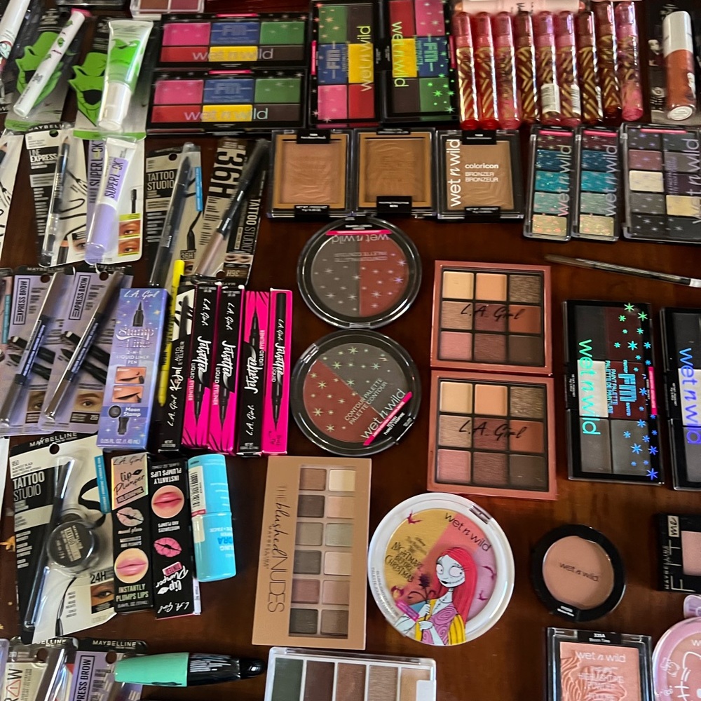 Makeup Bundle - Picture 6 of 8